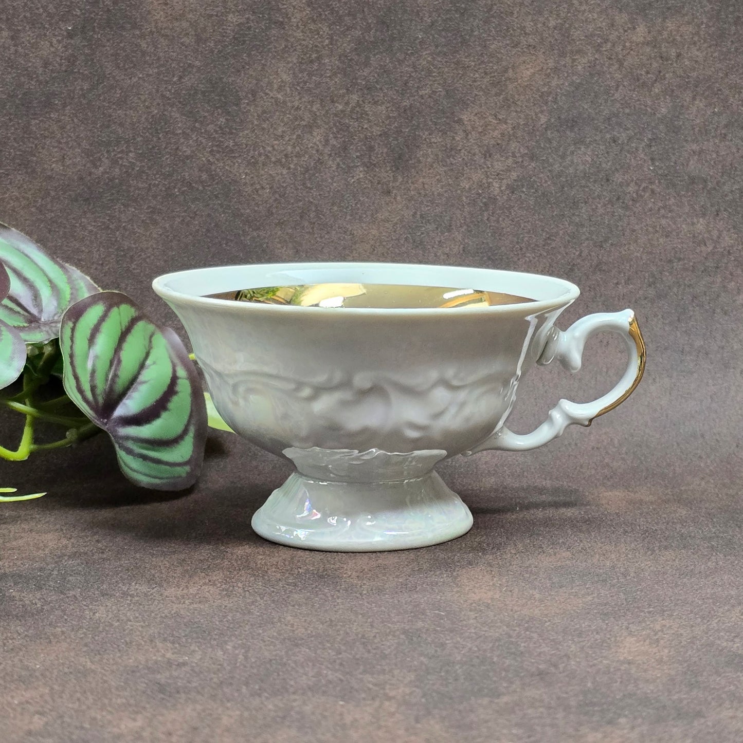 3-teiliges Walbrzych Gedeck aus den 1970ern: Weiß, Goldrand & Lusterware-Schimmer. Sehr guter Zustand, perfekter Vintage-Charme für Sammler und Teestunden.