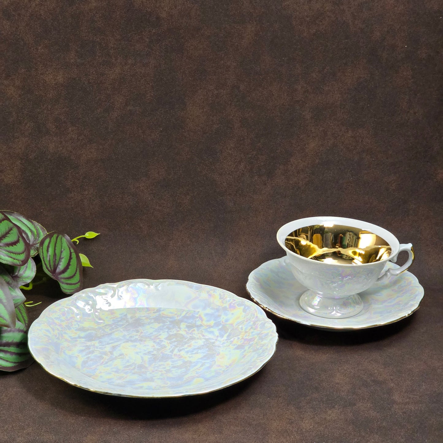 3-teiliges Walbrzych Gedeck aus den 1970ern: Weiß, Goldrand & Lusterware-Schimmer. Sehr guter Zustand, perfekter Vintage-Charme für Sammler und Teestunden.