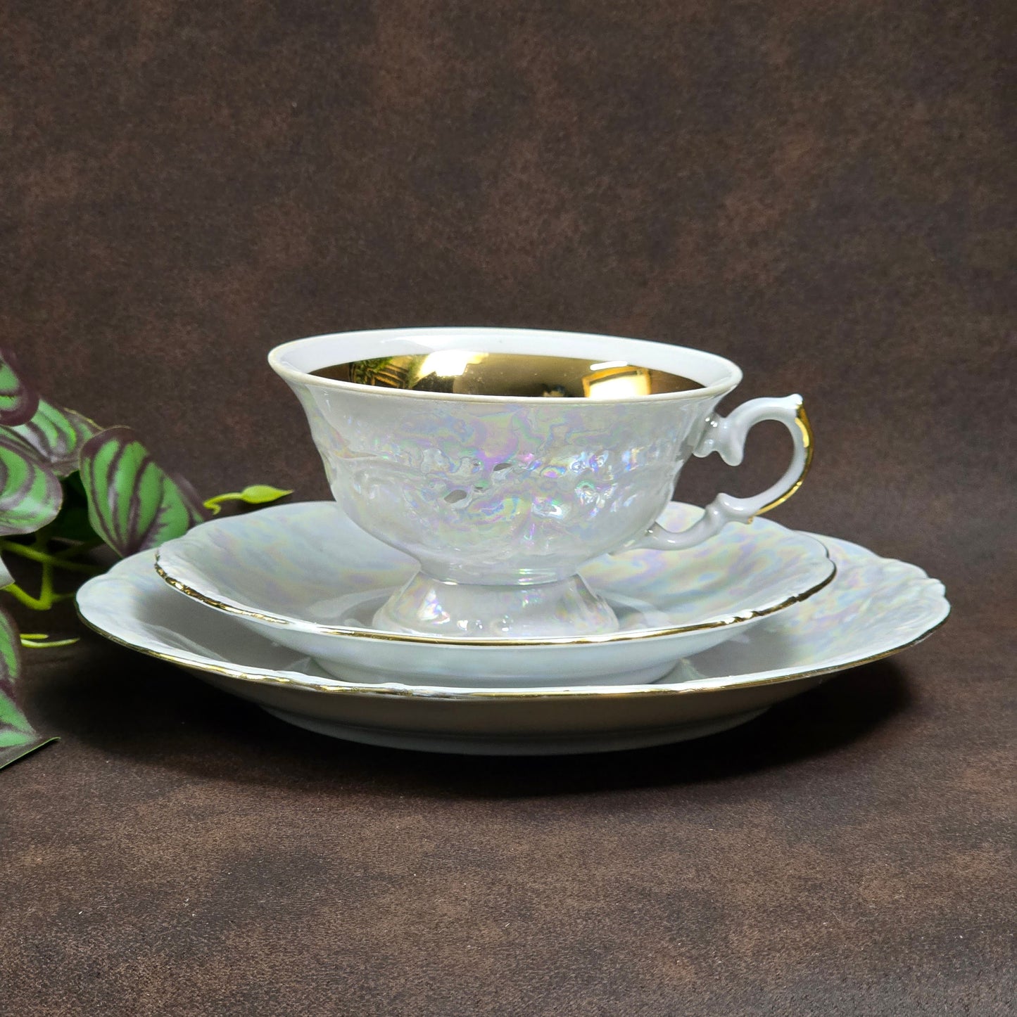 3-teiliges Walbrzych Gedeck aus den 1970ern: Weiß, Goldrand & Lusterware-Schimmer. Sehr guter Zustand, perfekter Vintage-Charme für Sammler und Teestunden.