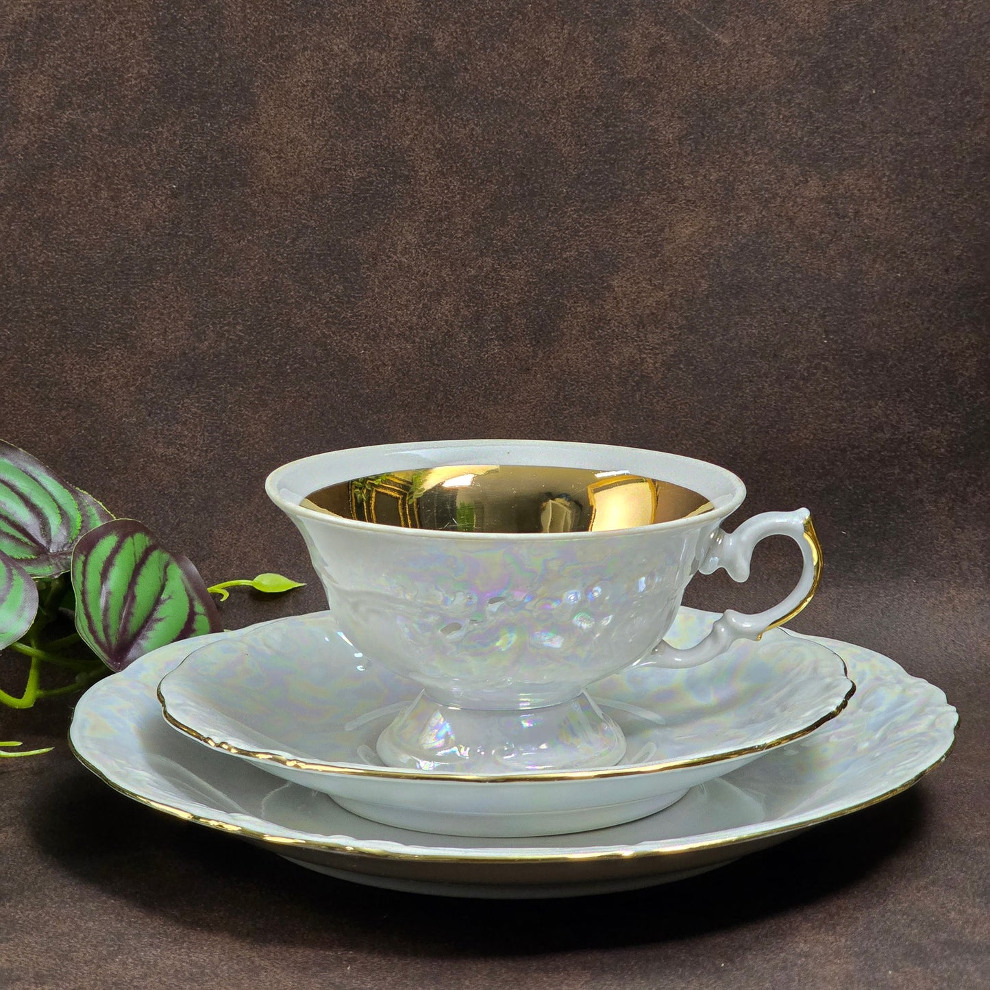 3-teiliges Wawel Gedeck aus den 1970ern: Weiß, Goldrand & Lusterware-Schimmer. Sehr guter Zustand, perfekter Vintage-Charme für Sammler und Teestunden.