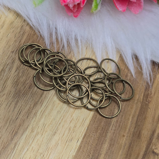 Das Bild zeigt 30 offene Biegeringe in antik bronzefarbig mit einem Durchmesser von 10,4mm. Die Verbindungsringe sind ein unverzichtbares Zubehör für die Schmuckherstellung. Ideal um Charms und Verschlüsse zuverlässig zu befestigen.