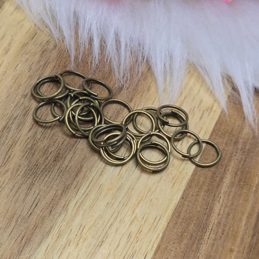 Das Bild zeigt 30 offene Biegeringe in antik bronzefarbig mit einem Durchmesser von 8mm. Die Verbindungsringe sind ein unverzichtbares Zubehör für die Schmuckherstellung. Ideal um Charms und Verschlüsse zuverlässig zu befestigen.
