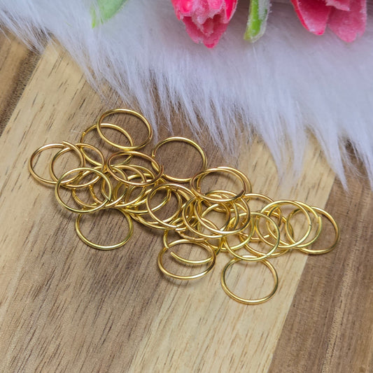 Das Bild zeigt 30 offene Biegeringe in goldfarbig mit einem Durchmesser von 10mm. Die Verbindungsringe sind ein unverzichtbares Zubehör für die Schmuckherstellung. Ideal um Charms und Verschlüsse zuverlässig zu befestigen.
