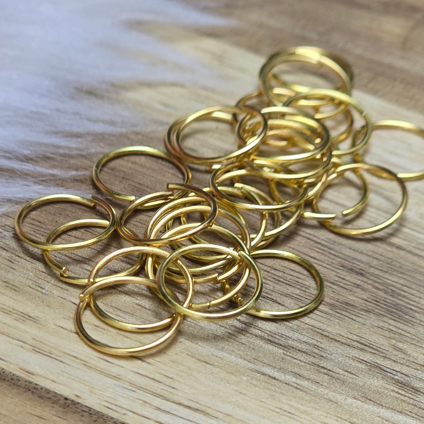 Das Bild zeigt 30 offene Biegeringe in goldfarbig mit einem Durchmesser von 10mm. Die Verbindungsringe sind ein unverzichtbares Zubehör für die Schmuckherstellung. Ideal um Charms und Verschlüsse zuverlässig zu befestigen.