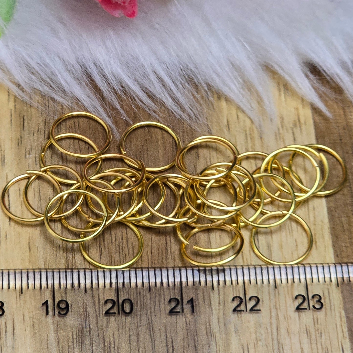 Das Bild zeigt 30 offene Biegeringe in goldfarbig mit einem Durchmesser von 10mm. Die Verbindungsringe sind ein unverzichtbares Zubehör für die Schmuckherstellung. Ideal um Charms und Verschlüsse zuverlässig zu befestigen.