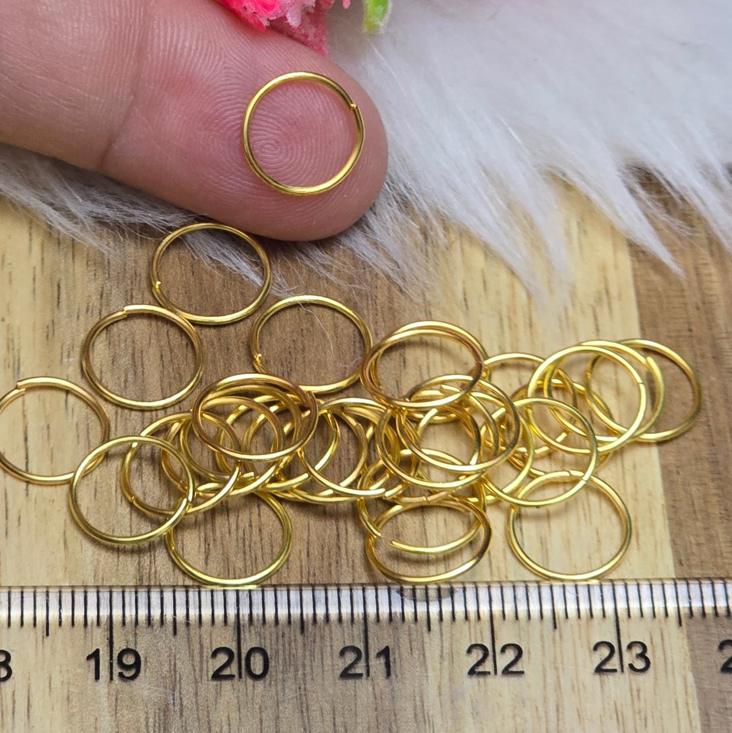 Das Bild zeigt 30 offene Biegeringe in goldfarbig mit einem Durchmesser von 10mm. Die Verbindungsringe sind ein unverzichtbares Zubehör für die Schmuckherstellung. Ideal um Charms und Verschlüsse zuverlässig zu befestigen.