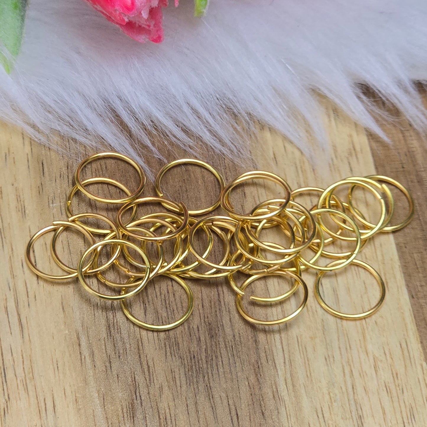 Das Bild zeigt 30 offene Biegeringe in goldfarbig mit einem Durchmesser von 10mm. Die Verbindungsringe sind ein unverzichtbares Zubehör für die Schmuckherstellung. Ideal um Charms und Verschlüsse zuverlässig zu befestigen.