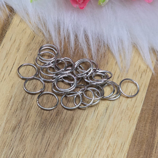Das Bild zeigt 30 offene Biegeringe in silberfarbig mit einem Durchmesser von 8mm. Die Verbindungsringe sind ein unverzichtbares Zubehör für die Schmuckherstellung. Ideal um Charms und Verschlüsse zuverlässig zu befestigen.