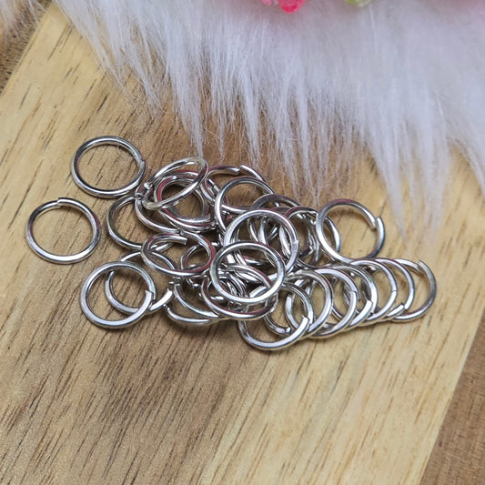 Das Bild zeigt 30 offene Biegeringe in silberfarbig mit einem Durchmesser von 8,3mm. Die Verbindungsringe sind ein unverzichtbares Zubehör für die Schmuckherstellung. Ideal um Charms und Verschlüsse zuverlässig zu befestigen.