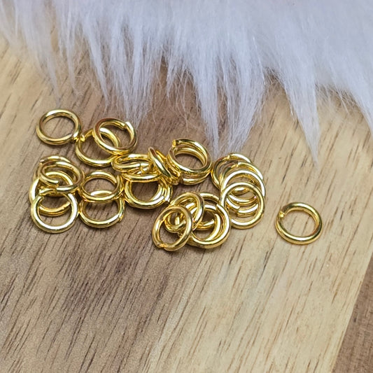 Das Bild zeigt 30 offene Biegeringe in vergoldet mit einem Durchmesser von 6mm. Die Verbindungsringe sind ein unverzichtbares Zubehör für die Schmuckherstellung. Ideal um Charms und Verschlüsse zuverlässig zu befestigen.