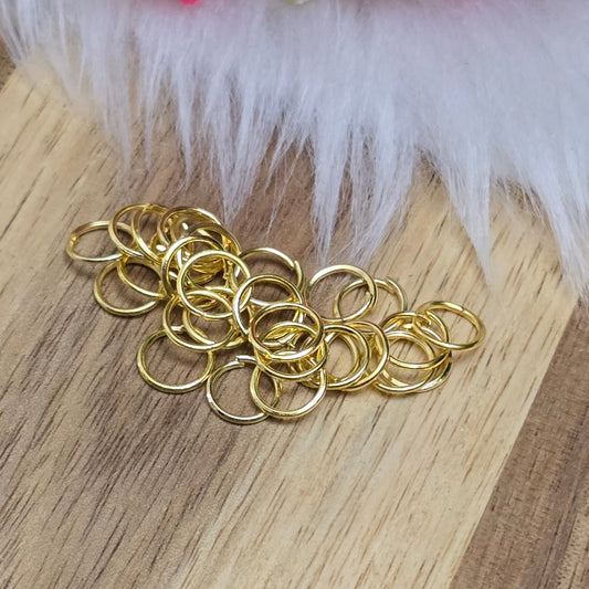 Das Bild zeigt 30 offene Biegeringe in vergoldet mit einem Durchmesser von 7mm. Die Verbindungsringe sind ein unverzichtbares Zubehör für die Schmuckherstellung. Ideal um Charms und Verschlüsse zuverlässig zu befestigen.