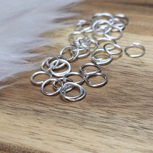 Das Bild zeigt 30 offene Biegeringe in versilbert mit einem Durchmesser von 7mm. Die Verbindungsringe sind ein unverzichtbares Zubehör für die Schmuckherstellung. Ideal um Charms und Verschlüsse zuverlässig zu befestigen.