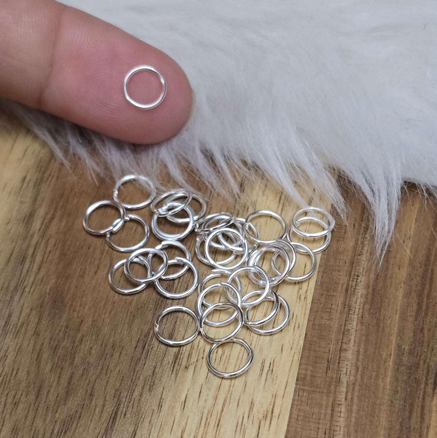 Das Bild zeigt 30 offene Biegeringe in versilbert mit einem Durchmesser von 7mm. Die Verbindungsringe sind ein unverzichtbares Zubehör für die Schmuckherstellung. Ideal um Charms und Verschlüsse zuverlässig zu befestigen.