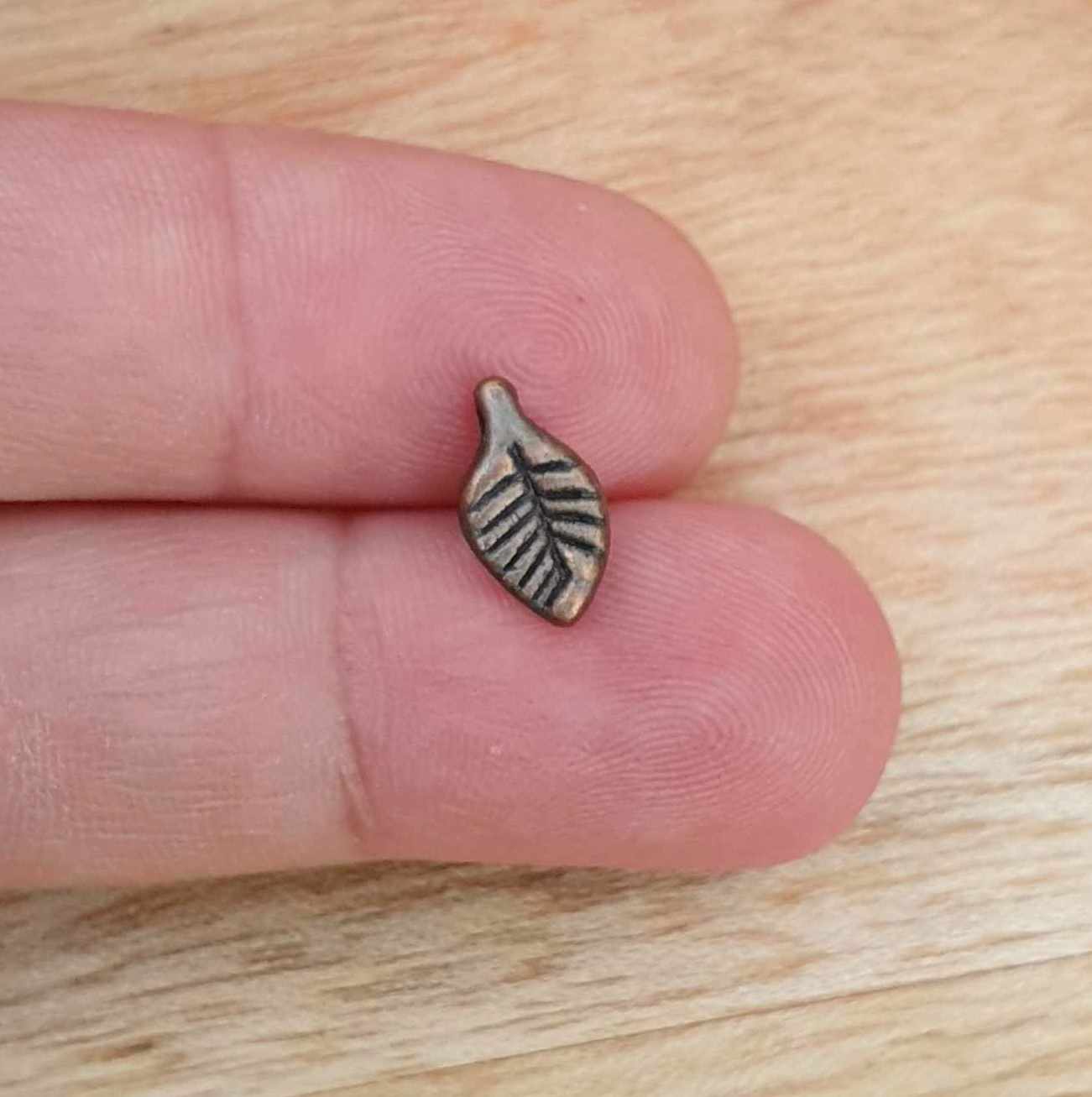 3 Metallperlen/Anhänger Blatt in antik kupferfarbig, 11x6mm