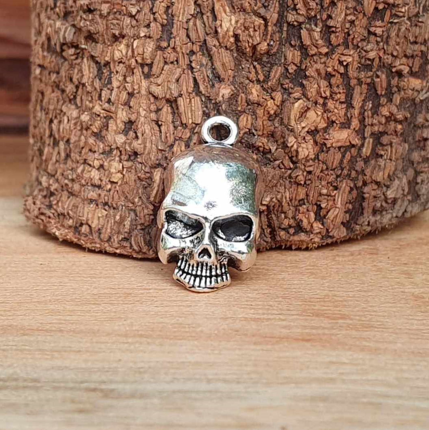 2 Charms Anhänge, Totenkopf, 20mm, antik silberfarbig, Gothic, Biker