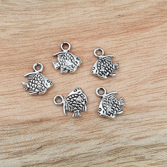 5 mini Anhänger kleiner Fisch, antik silberfarbig, 11mm
