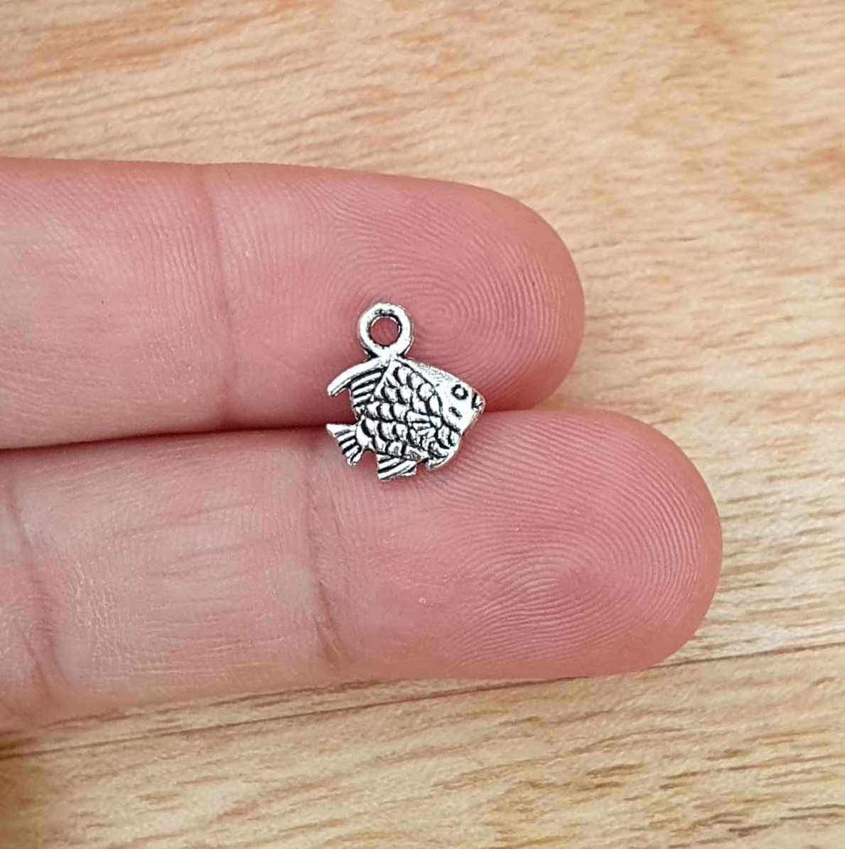 5 mini Anhänger kleiner Fisch, antik silberfarbig, 11mm