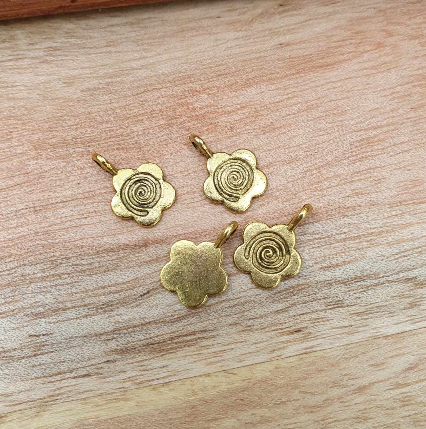 4 Anhängerösen zum ankleben, Blumenform, antik goldfarbig, 15x11mm