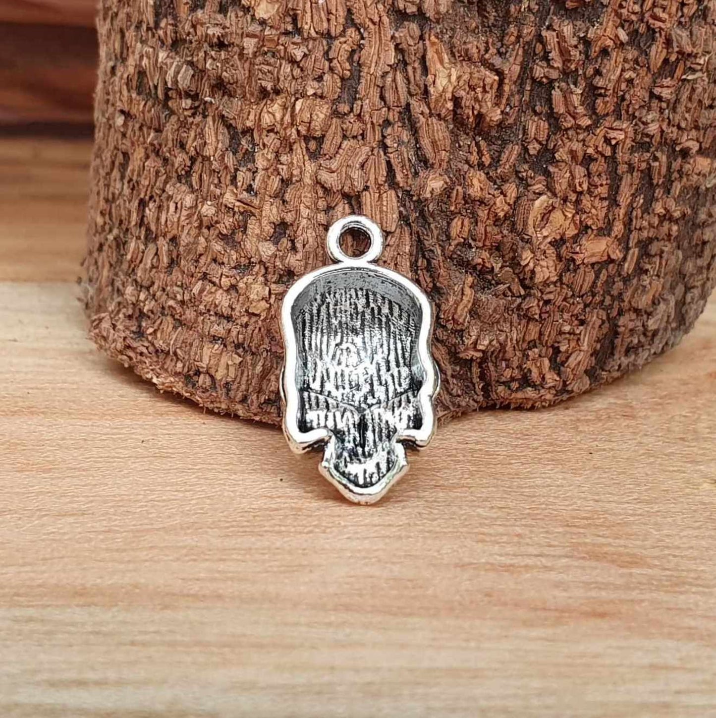 2 Charms Anhänge, Totenkopf, 20mm, antik silberfarbig, Gothic, Biker