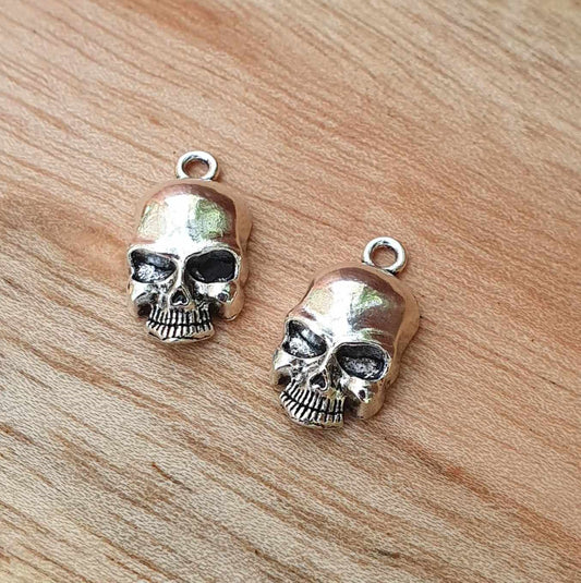 2 Charms Anhänge, Totenkopf, 20mm, antik silberfarbig, Gothic, Biker