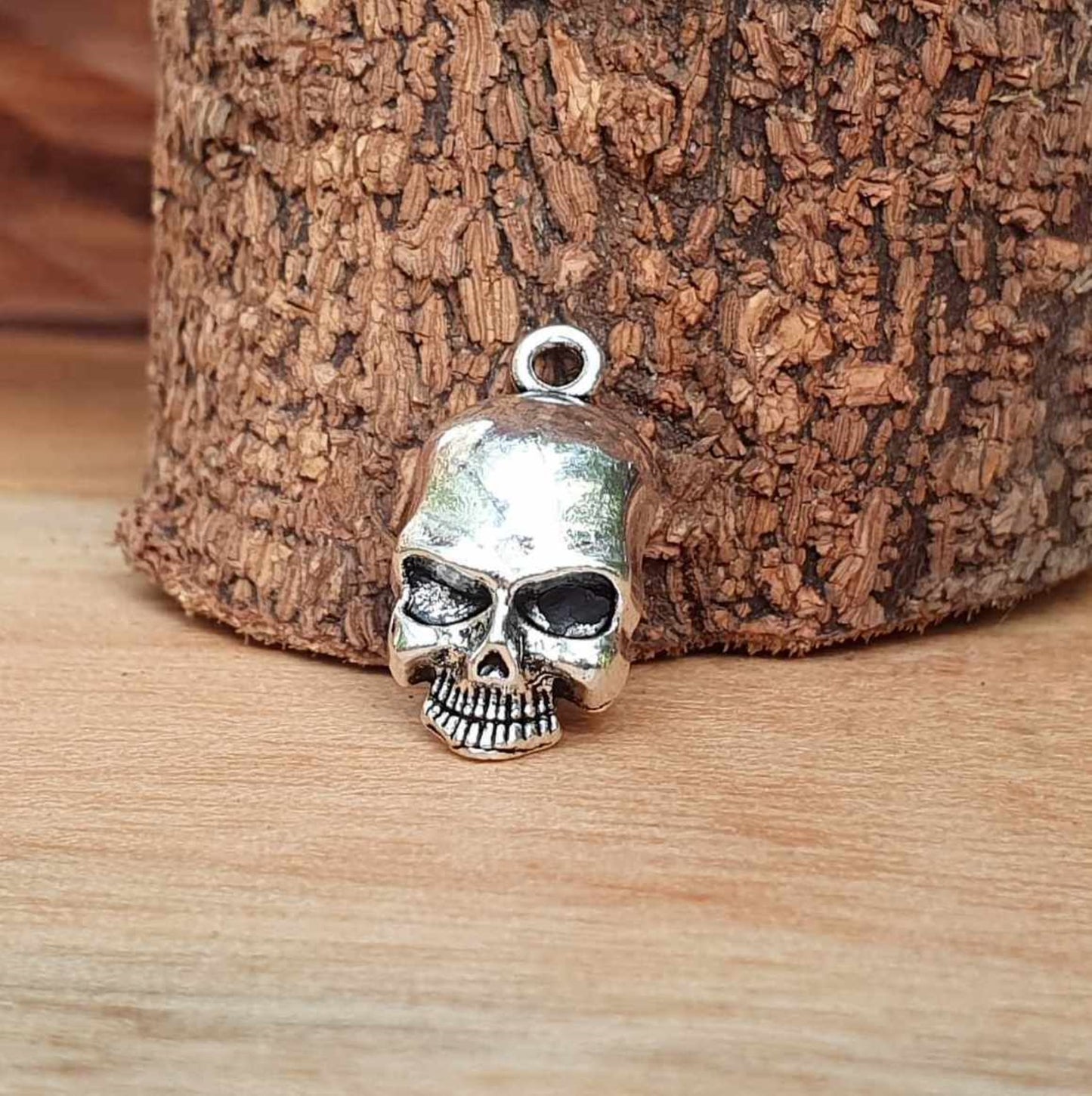 2 Charms Anhänge, Totenkopf, 20mm, antik silberfarbig, Gothic, Biker