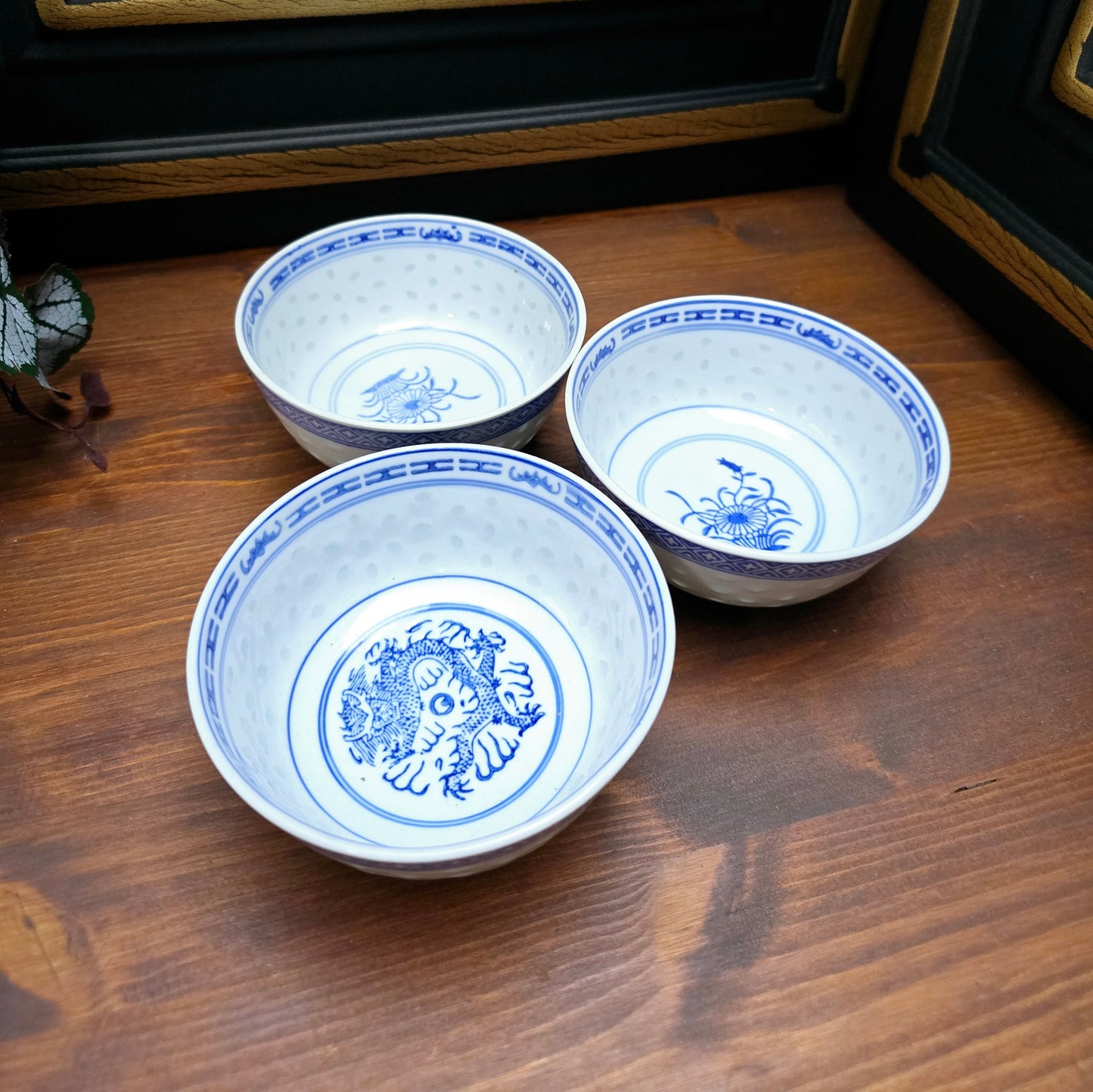 3 Tienshan Schalen „Chinese Blue“ – florale & Drachen-Motive, Porzellan aus Jingdezhen (1970s) – Vintage-Flair & China-Charme für deinen Tisch.