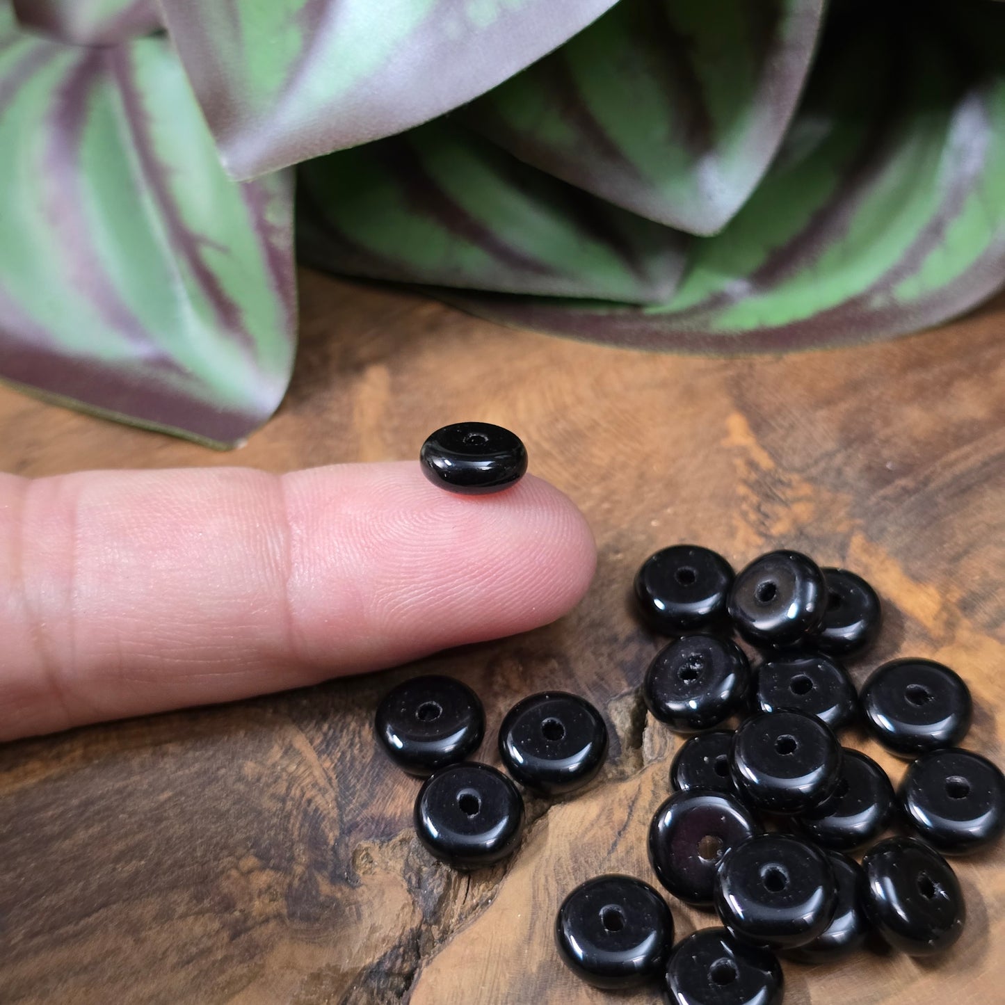 40 Glasperlen in Rädchenform, schwarz opak, ca. 8 mm – vielseitiges DIY-Schmuckzubehör für Ketten, Armbänder, Ohrschmuck und kreative Projekte.