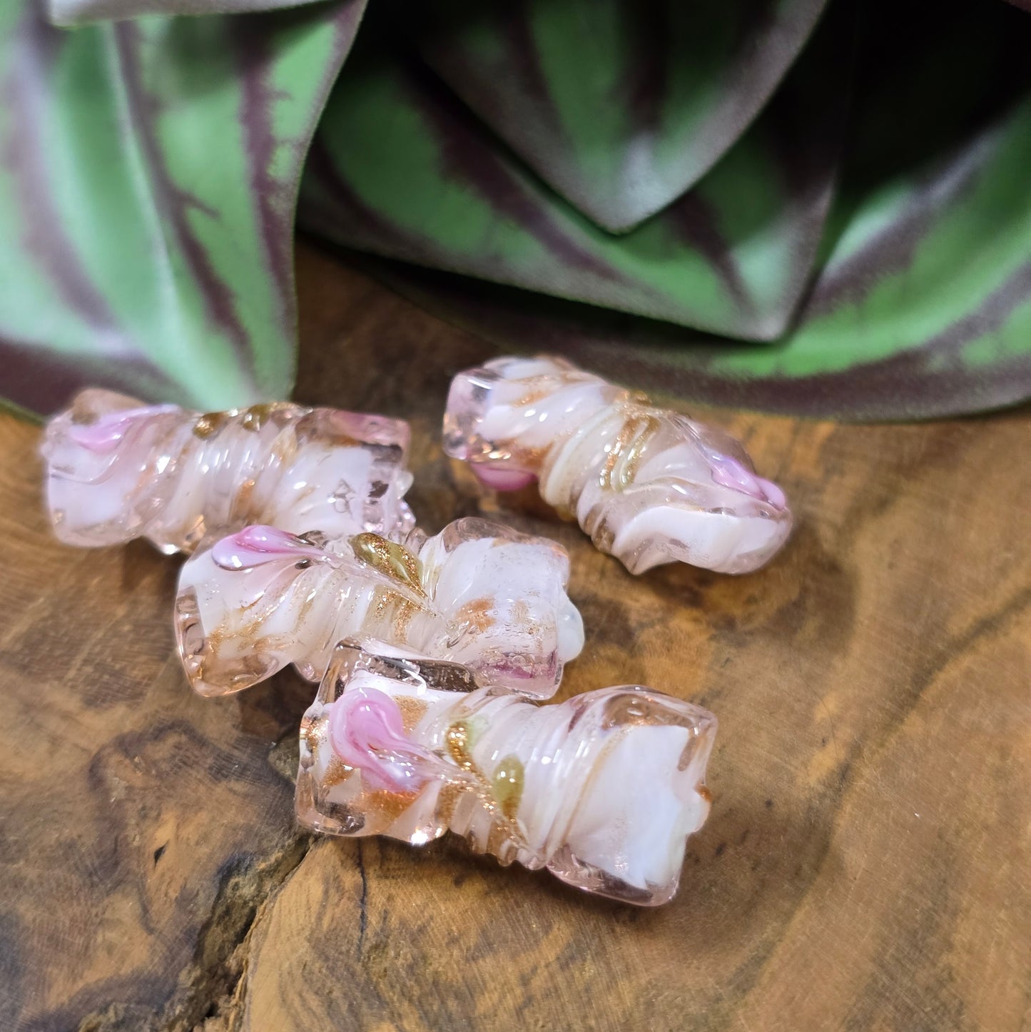 4 handgefertigte Glasperlen in gedrehter Walzenform (21mm), Rosa mit Röschen & Glitzer – ideal für romantische Schmuckprojekte & Vintage-Designs.