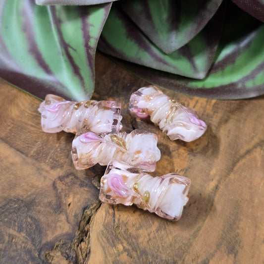 4 handgefertigte Glasperlen in gedrehter Walzenform (21mm), Rosa mit Röschen & Glitzer – ideal für romantische Schmuckprojekte & Vintage-Designs.