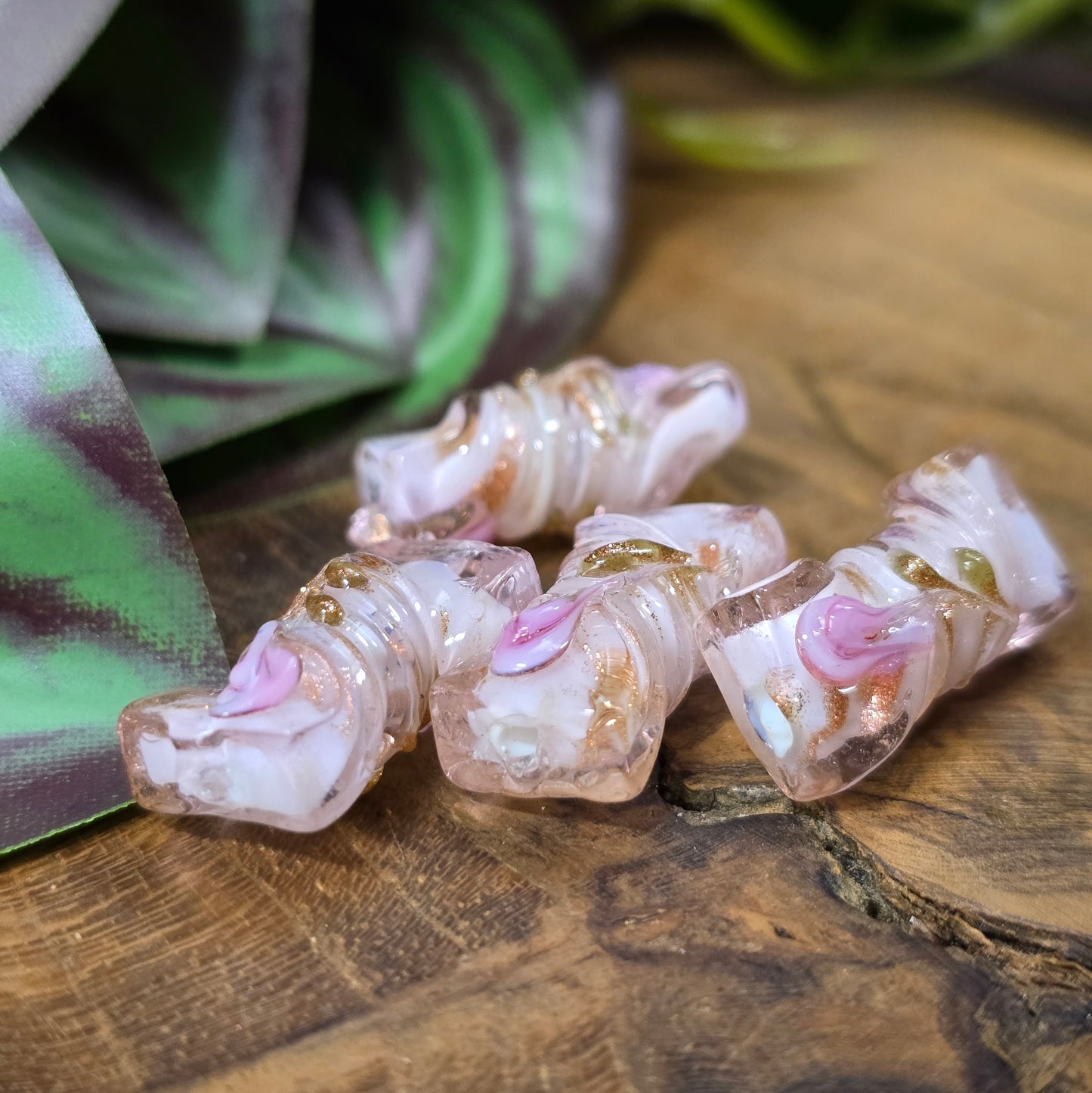 4 handgefertigte Glasperlen in gedrehter Walzenform (21mm), Rosa mit Röschen & Glitzer – ideal für romantische Schmuckprojekte & Vintage-Designs.