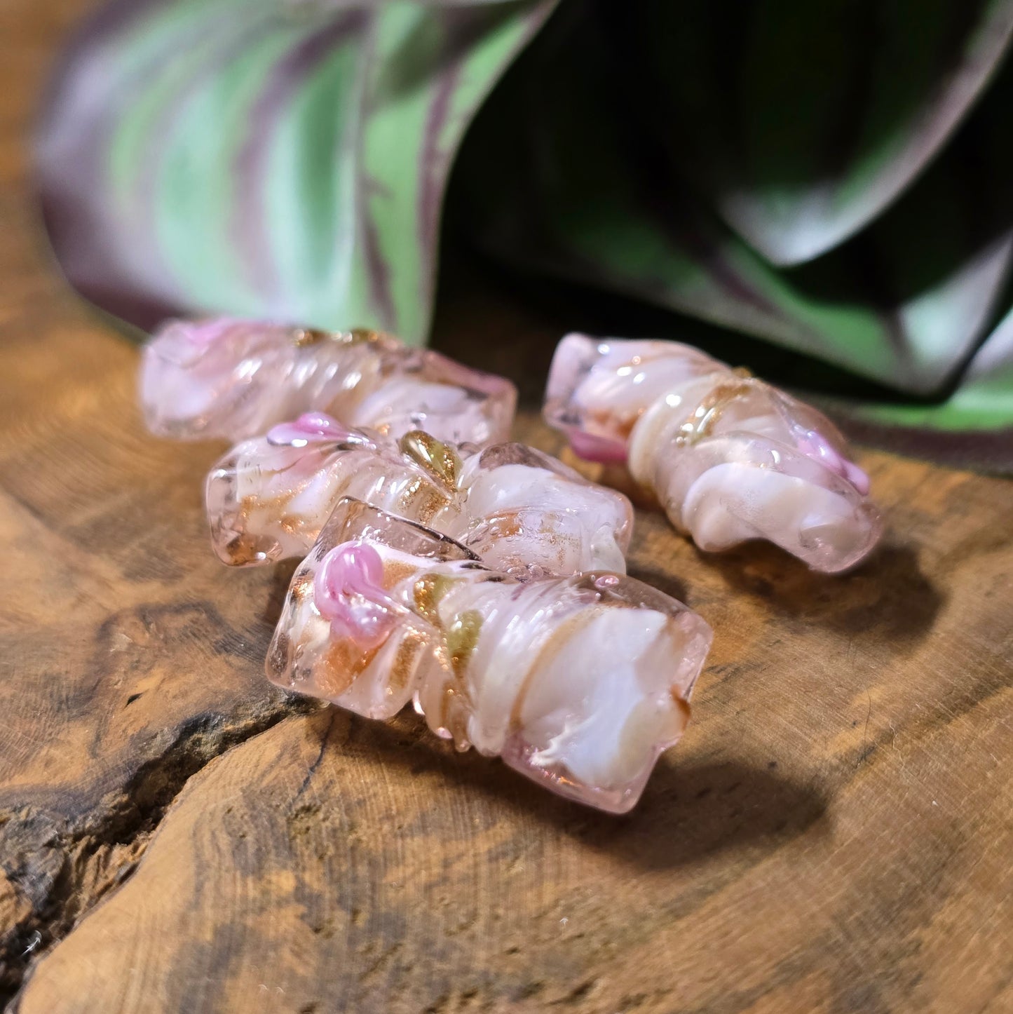 4 handgefertigte Glasperlen in gedrehter Walzenform (21mm), Rosa mit Röschen & Glitzer – ideal für romantische Schmuckprojekte & Vintage-Designs.