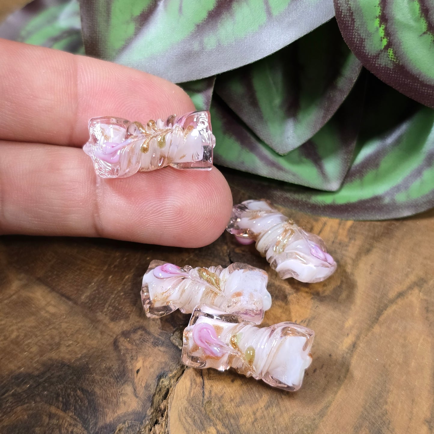4 handgefertigte Glasperlen in gedrehter Walzenform (21mm), Rosa mit Röschen & Glitzer – ideal für romantische Schmuckprojekte & Vintage-Designs.