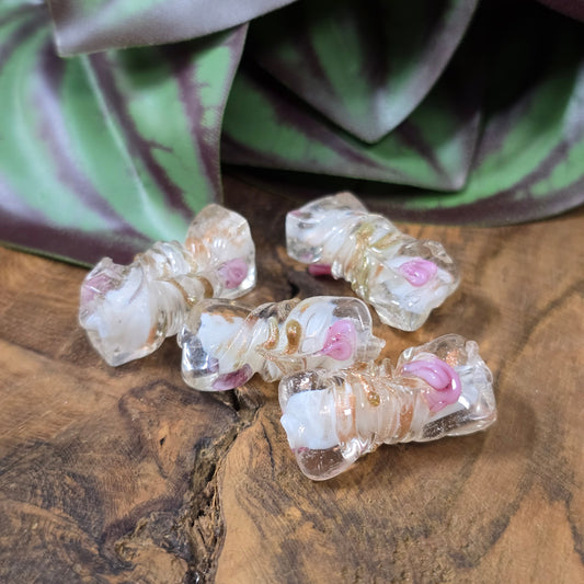 4 handgefertigte Glasperlen in gedrehter Walzenform (21mm), klar mit weißem Kern, Röschen & Glitzer – perfekt für romantischen DIY-Schmuck.