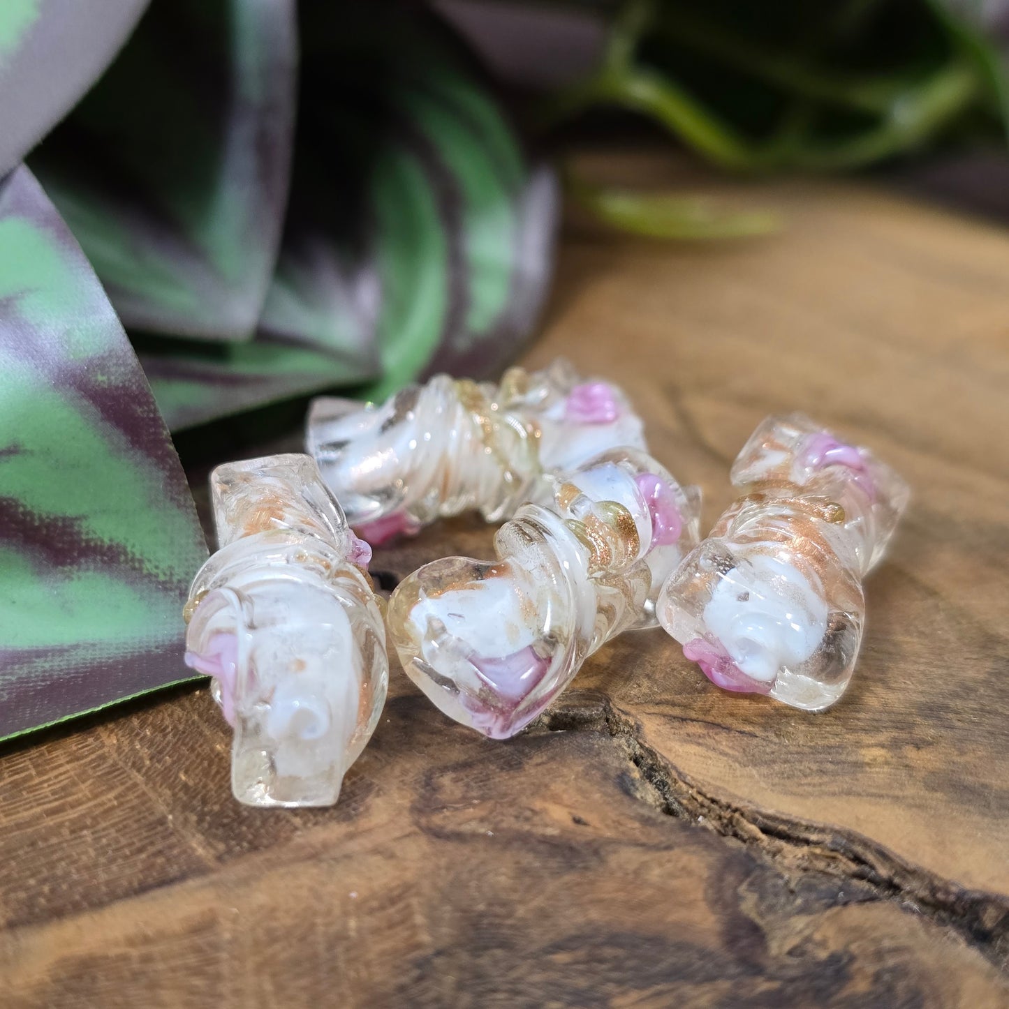 4 handgefertigte Glasperlen in gedrehter Walzenform (21mm), klar mit weißem Kern, Röschen & Glitzer – perfekt für romantischen DIY-Schmuck.