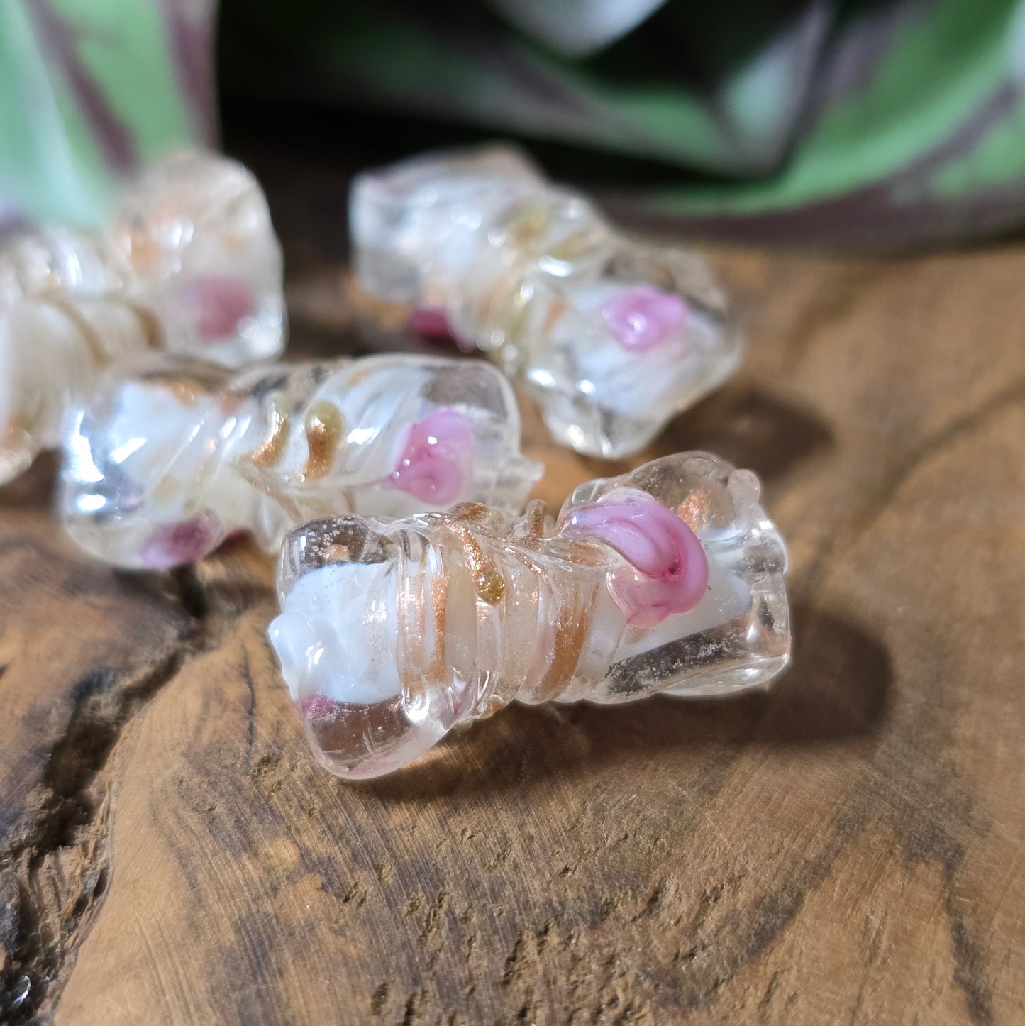 4 handgefertigte Glasperlen in gedrehter Walzenform (21mm), klar mit weißem Kern, Röschen & Glitzer – perfekt für romantischen DIY-Schmuck.