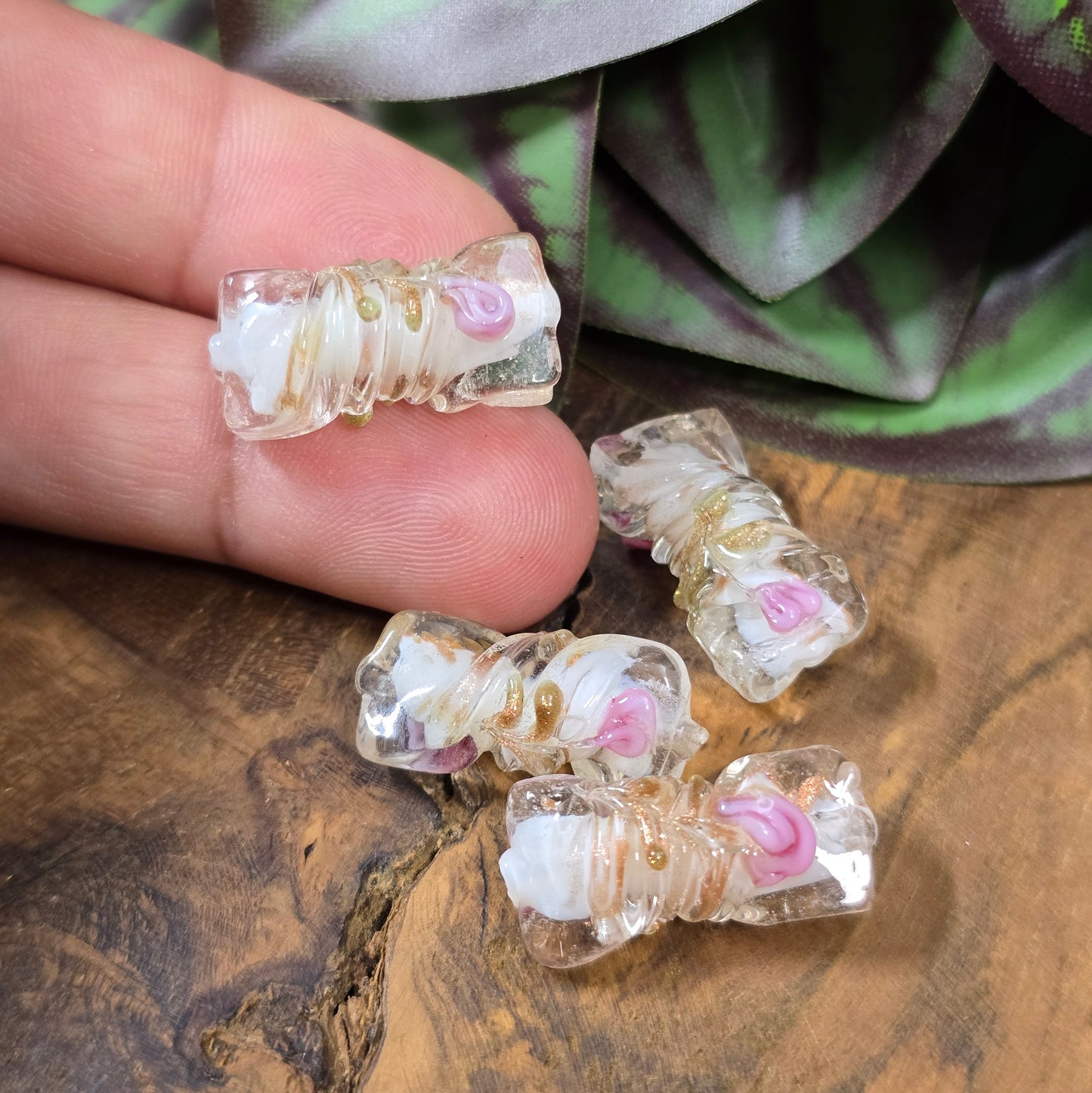 4 handgefertigte Glasperlen in gedrehter Walzenform (21mm), klar mit weißem Kern, Röschen & Glitzer – perfekt für romantischen DIY-Schmuck.