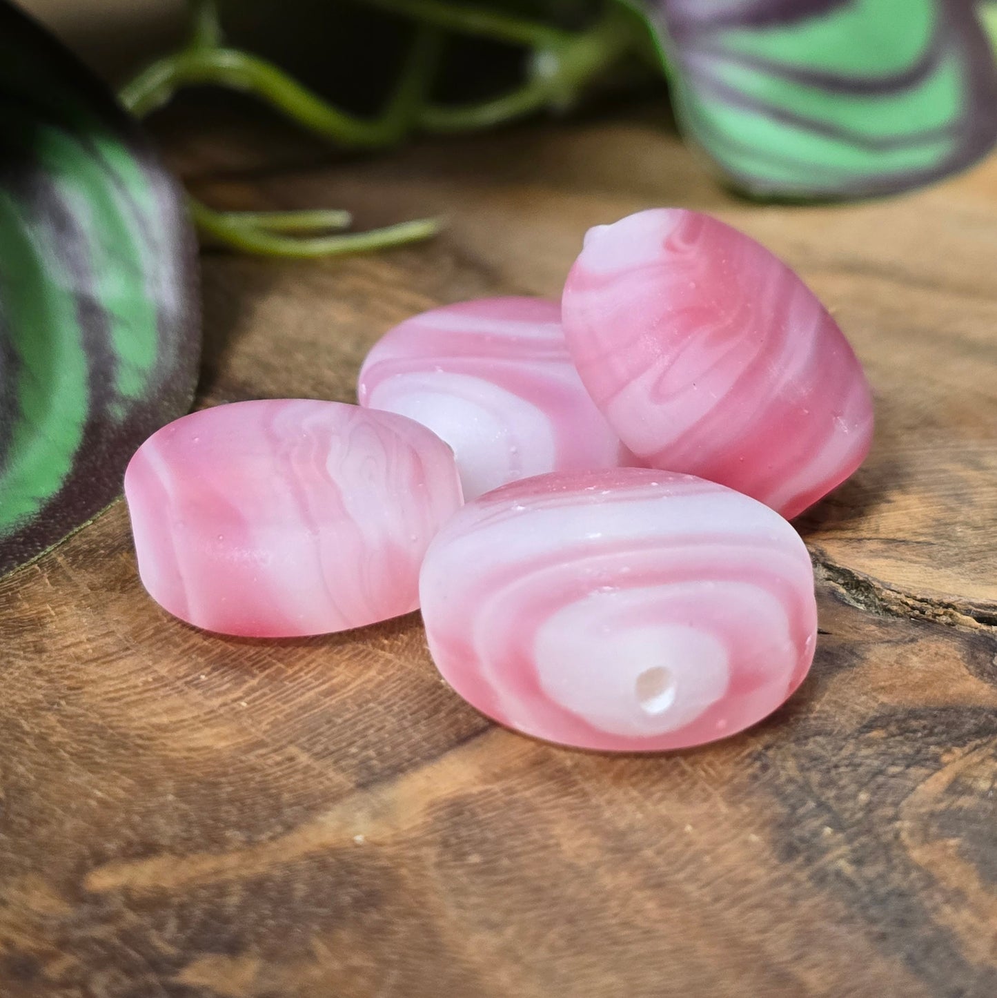 4 runde Glasperlen, Münzform, 19 mm – Rosa/Weiß in marmorierter Jelly-Optik, matt. Handgefertigt & perfekt für DIY-Schmuck und kreative Projekte.
