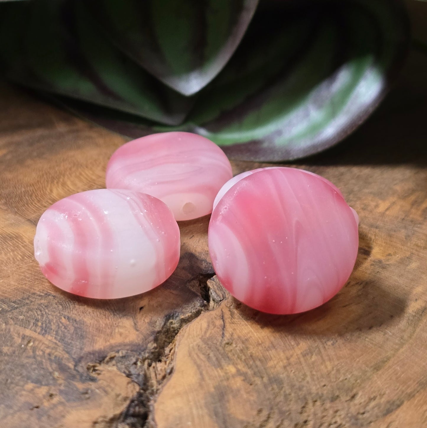 4 runde Glasperlen, Münzform, 19 mm – Rosa/Weiß in marmorierter Jelly-Optik, matt. Handgefertigt & perfekt für DIY-Schmuck und kreative Projekte.