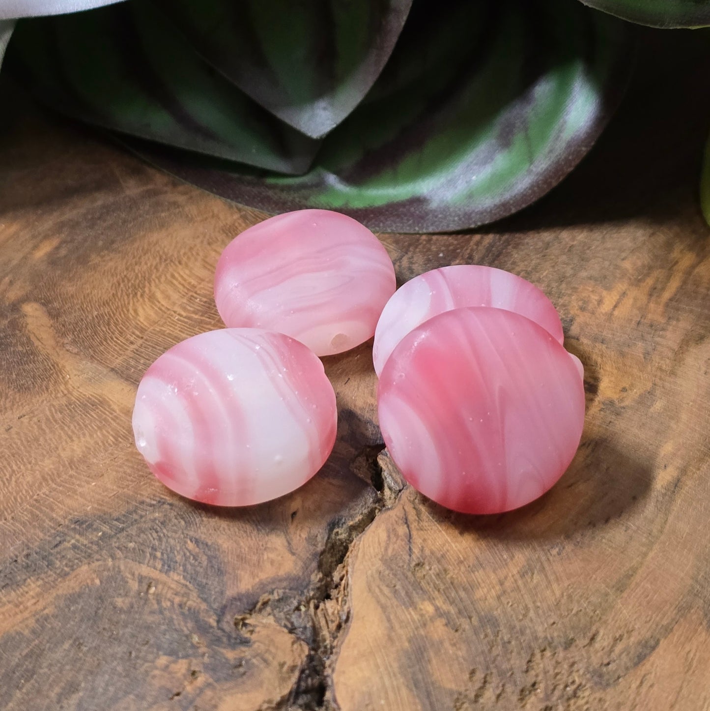 4 runde Glasperlen, Münzform, 19 mm – Rosa/Weiß in marmorierter Jelly-Optik, matt. Handgefertigt & perfekt für DIY-Schmuck und kreative Projekte.
