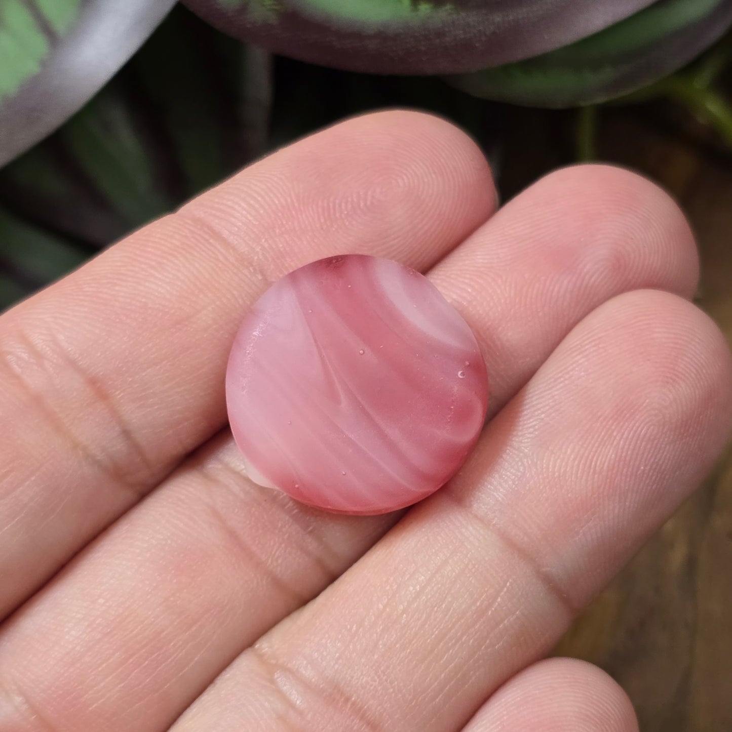 4 runde Glasperlen, Münzform, 19 mm – Rosa/Weiß in marmorierter Jelly-Optik, matt. Handgefertigt & perfekt für DIY-Schmuck und kreative Projekte.