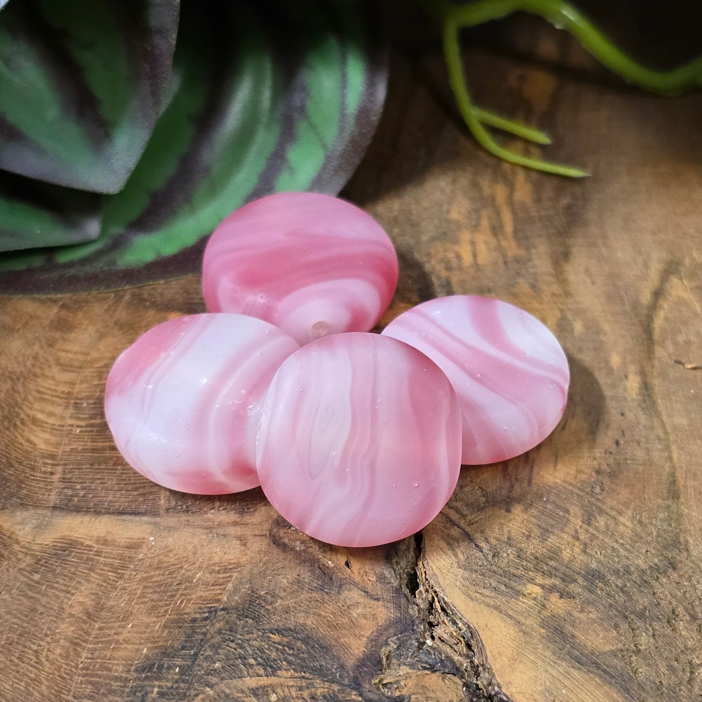 4 runde Glasperlen, Münzform, 19 mm – Rosa/Weiß in marmorierter Jelly-Optik, matt. Handgefertigt & perfekt für DIY-Schmuck und kreative Projekte.