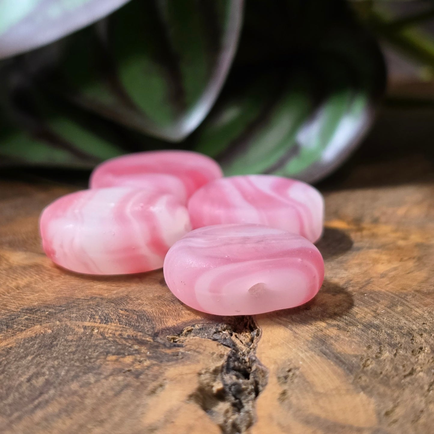 4 runde Glasperlen, Münzform, 19 mm – Rosa/Weiß in marmorierter Jelly-Optik, matt. Handgefertigt & perfekt für DIY-Schmuck und kreative Projekte.