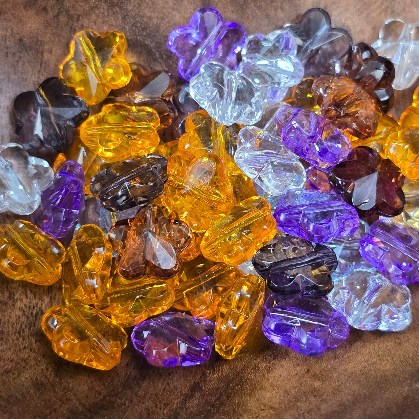 50 Acrylperlen in Blumenform, facettiert, 13 mm, transparenter Farbmix – perfekt für Schmuckdesign, Streudeko und kreative DIY-Projekte.