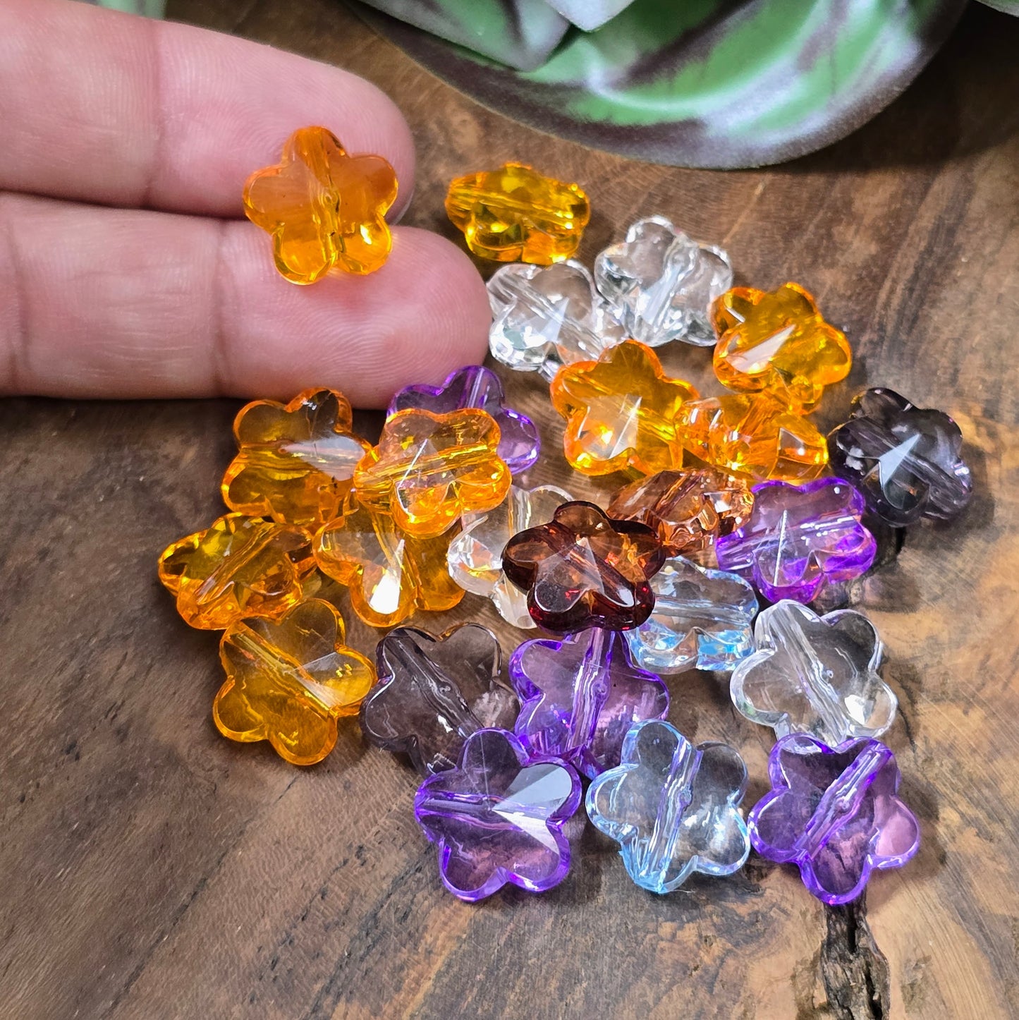 50 Acrylperlen in Blumenform, facettiert, 13 mm, transparenter Farbmix – perfekt für Schmuckdesign, Streudeko und kreative DIY-Projekte.