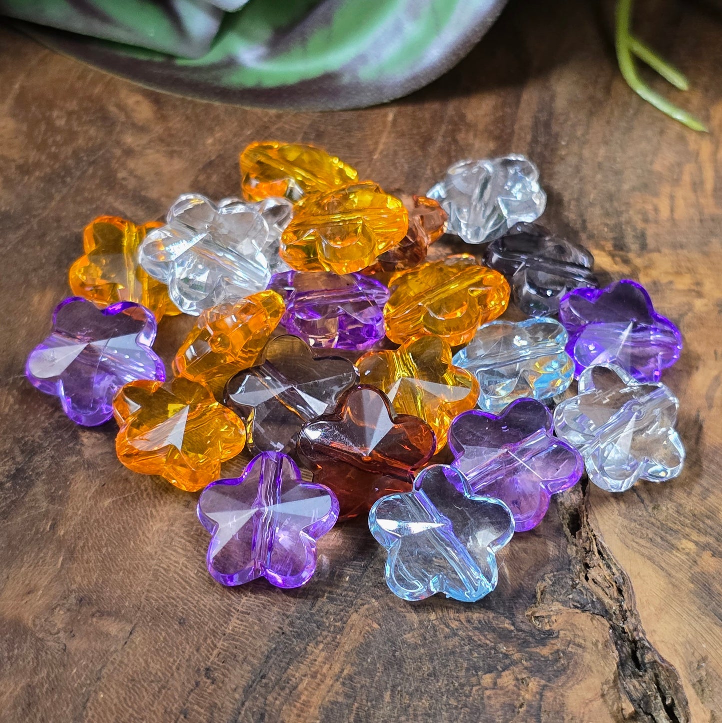 50 Acrylperlen in Blumenform, facettiert, 13 mm, transparenter Farbmix – perfekt für Schmuckdesign, Streudeko und kreative DIY-Projekte.