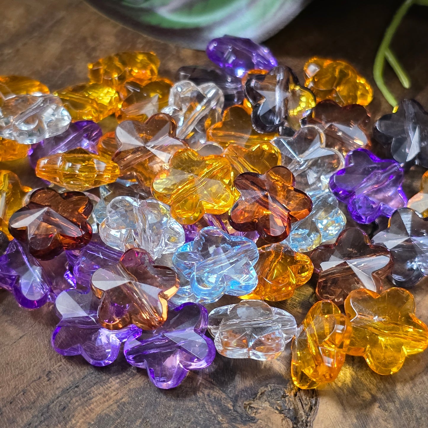 50 Acrylperlen in Blumenform, facettiert, 13 mm, transparenter Farbmix – perfekt für Schmuckdesign, Streudeko und kreative DIY-Projekte.