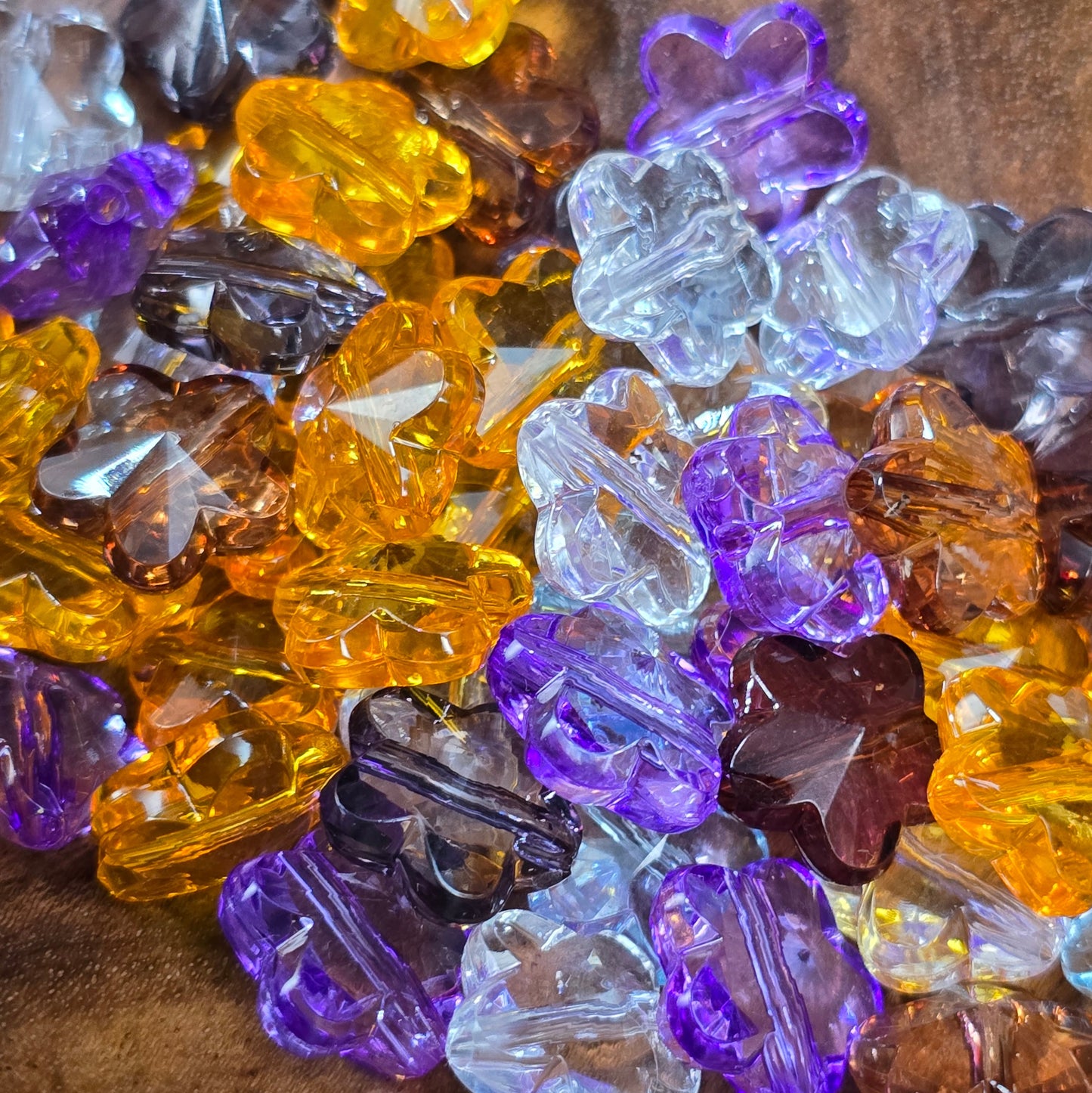 50 Acrylperlen in Blumenform, facettiert, 13 mm, transparenter Farbmix – perfekt für Schmuckdesign, Streudeko und kreative DIY-Projekte.