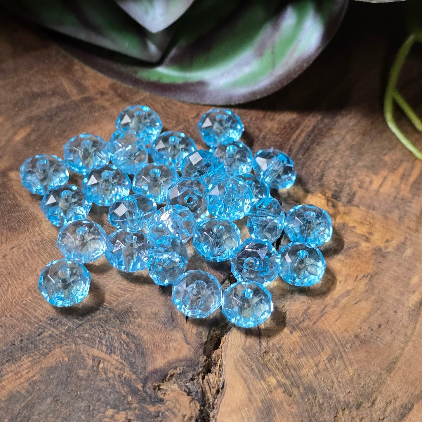 50 facettierte Acrylperlen in Ufoform – ideal für leichten, funkelnden DIY-Schmuck. In 5 Farben. Kristalloptik für kleines Budget! - Aquablau