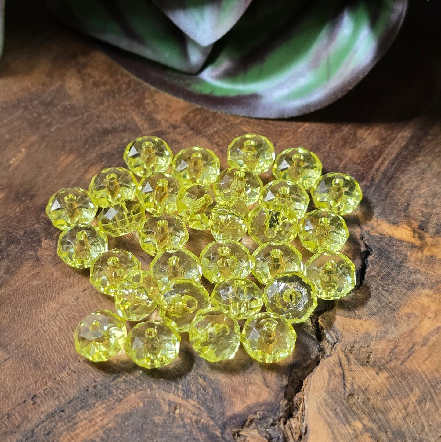 50 facettierte Acrylperlen in Ufoform – ideal für leichten, funkelnden DIY-Schmuck. In 5 Farben. Kristalloptik für kleines Budget! - Gelb