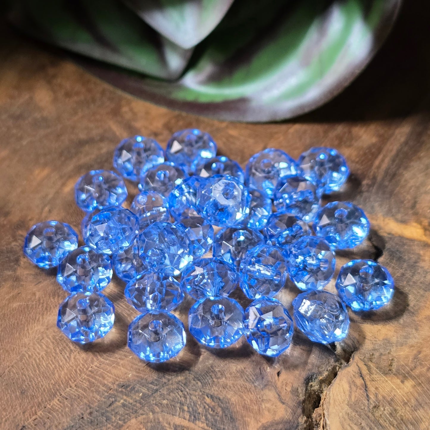 50 facettierte Acrylperlen in Ufoform – ideal für leichten, funkelnden DIY-Schmuck. In 5 Farben. Kristalloptik für kleines Budget! - Hellblau